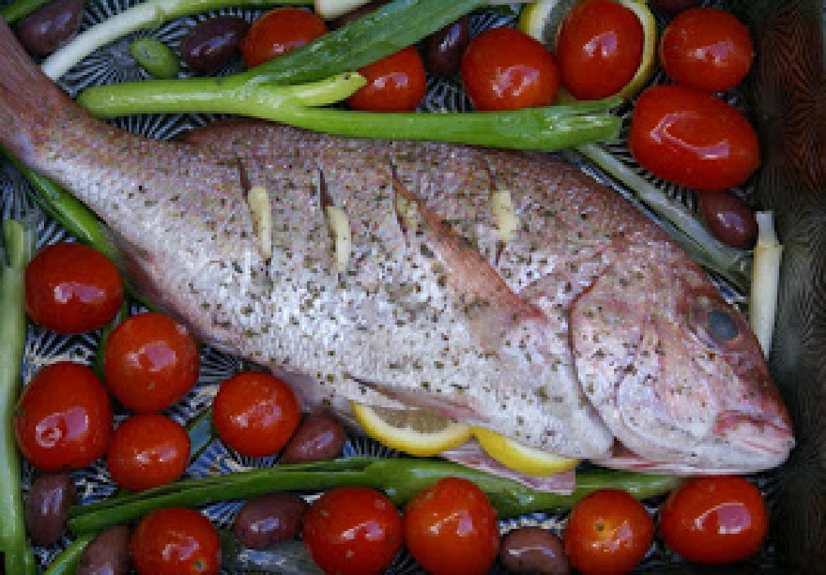 Ψάρι στο ταψί με ντομάτες