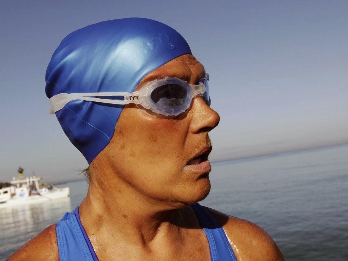 64χρονη κολυμπούσε για 52 ώρες και 54 λεπτά στον ωκεανό!